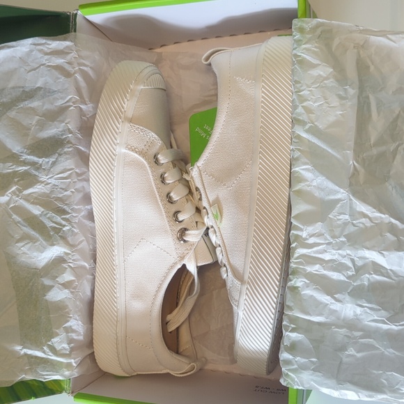 Cariuma (Off-White Canvas/White Sole) 7.5W - Picture 6 of 9